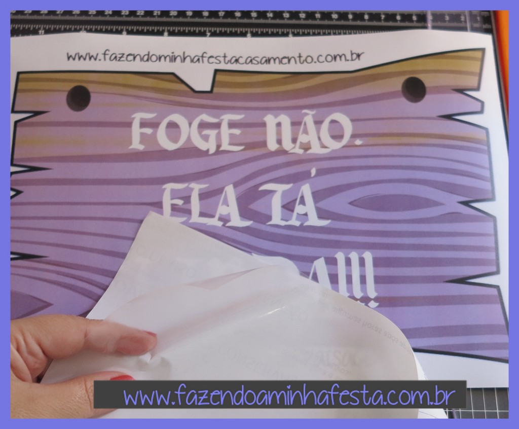 Imprimir o molde escolhido, e antes de recortar colar uma folha de contact por cima.